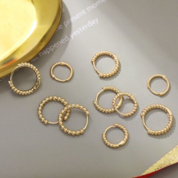 Set of four minimal round hoop earrings - Picture 2 of 6